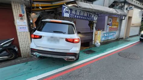 停車場坡道會車|【開車技巧】樓頂停車場，八層旋轉車道，坡道拐彎會車技巧